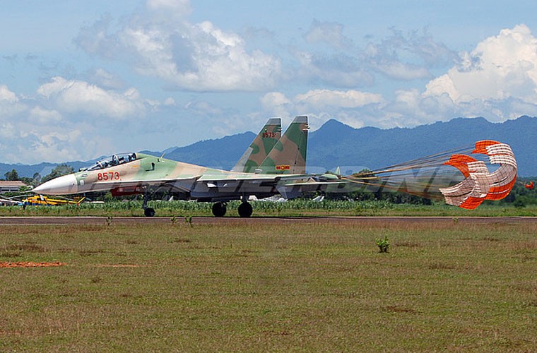 Hiện nay, Không quân Nhân dân Việt Nam đang có trong trang bị 24 máy bay tiêm kích Su-30MK/MK2 hiện đại do Nga sản xuất. Tương lai gần trong 1-2 năm nữa số lượng này sẽ tăng lên 36 chiếc khi phía Nga thực hiện bàn giao 12 Su-30MK2 theo hợp đồng ký kết năm 2013. Ảnh: Airlines.net